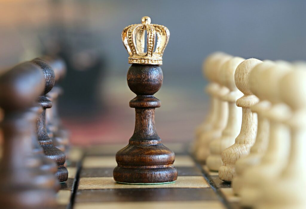 Chess king figure in the middle representing thoughts