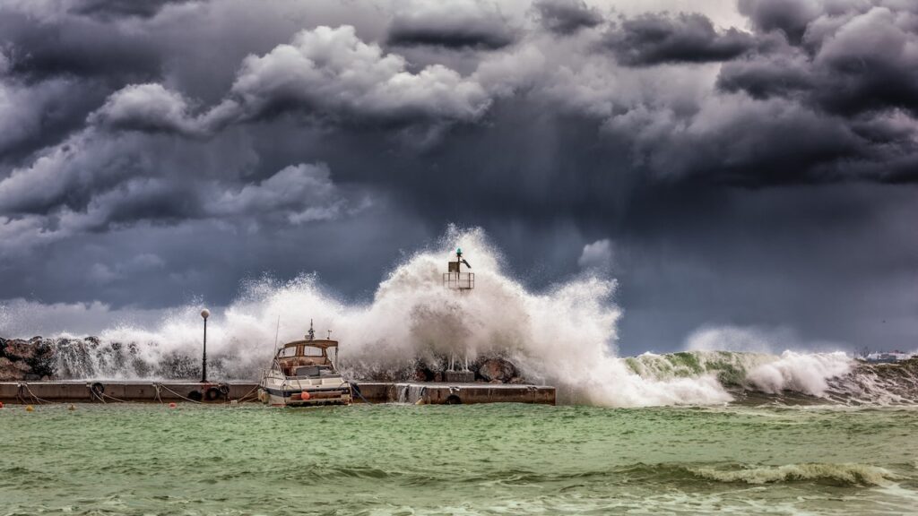 Big waves on bad weather because of Moon impact