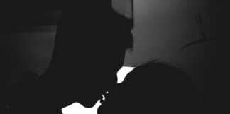 Silhouette Photo of Man and Woman Kissing