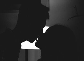 Silhouette Photo of Man and Woman Kissing