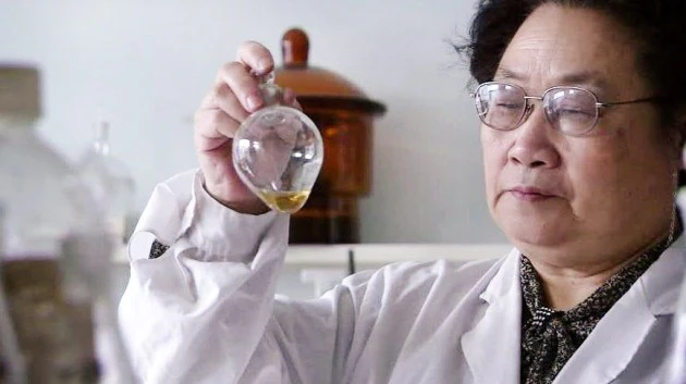 Tu Youyou in a white coat in lab